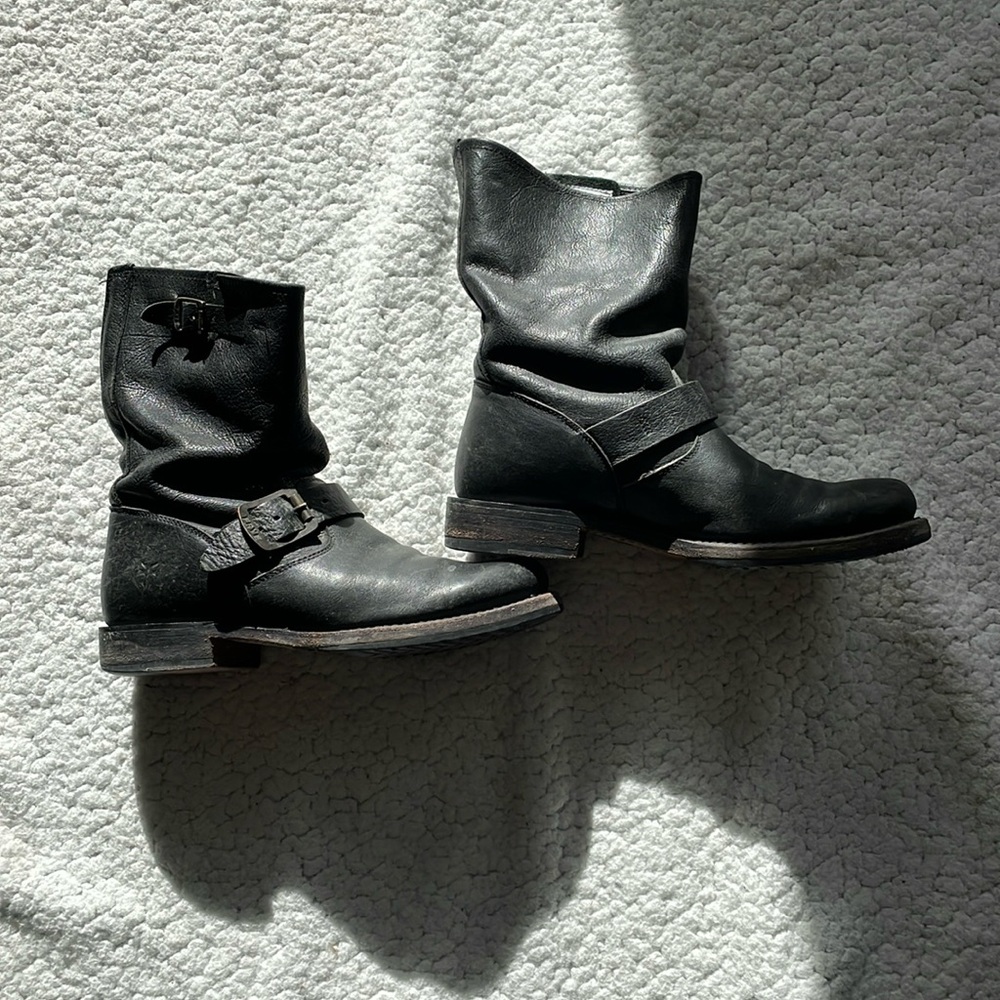 Frye ankle boots. Not sure about the size, not stamped inside the boot.